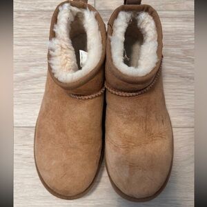 Ultra mini Ugg size 8 
Minor flaw behind left boot